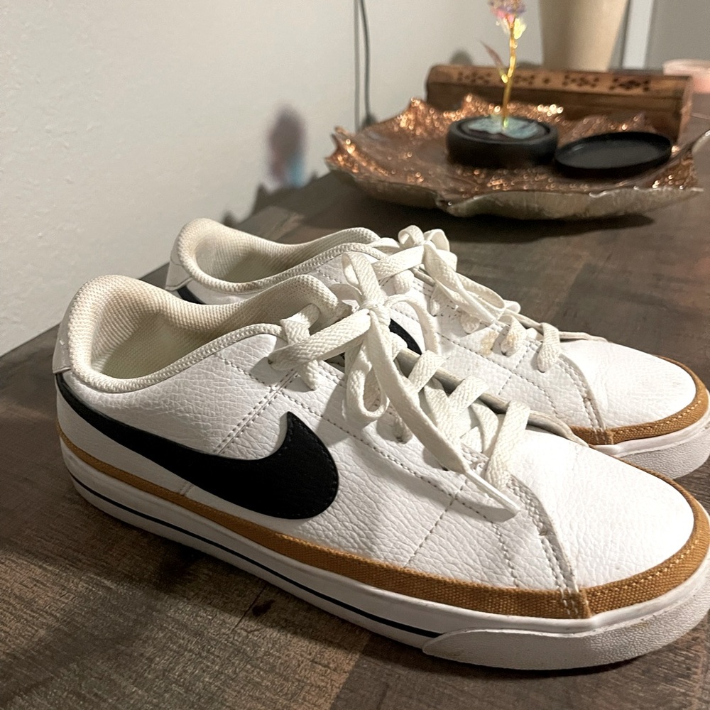 Women’s Nike court legacy